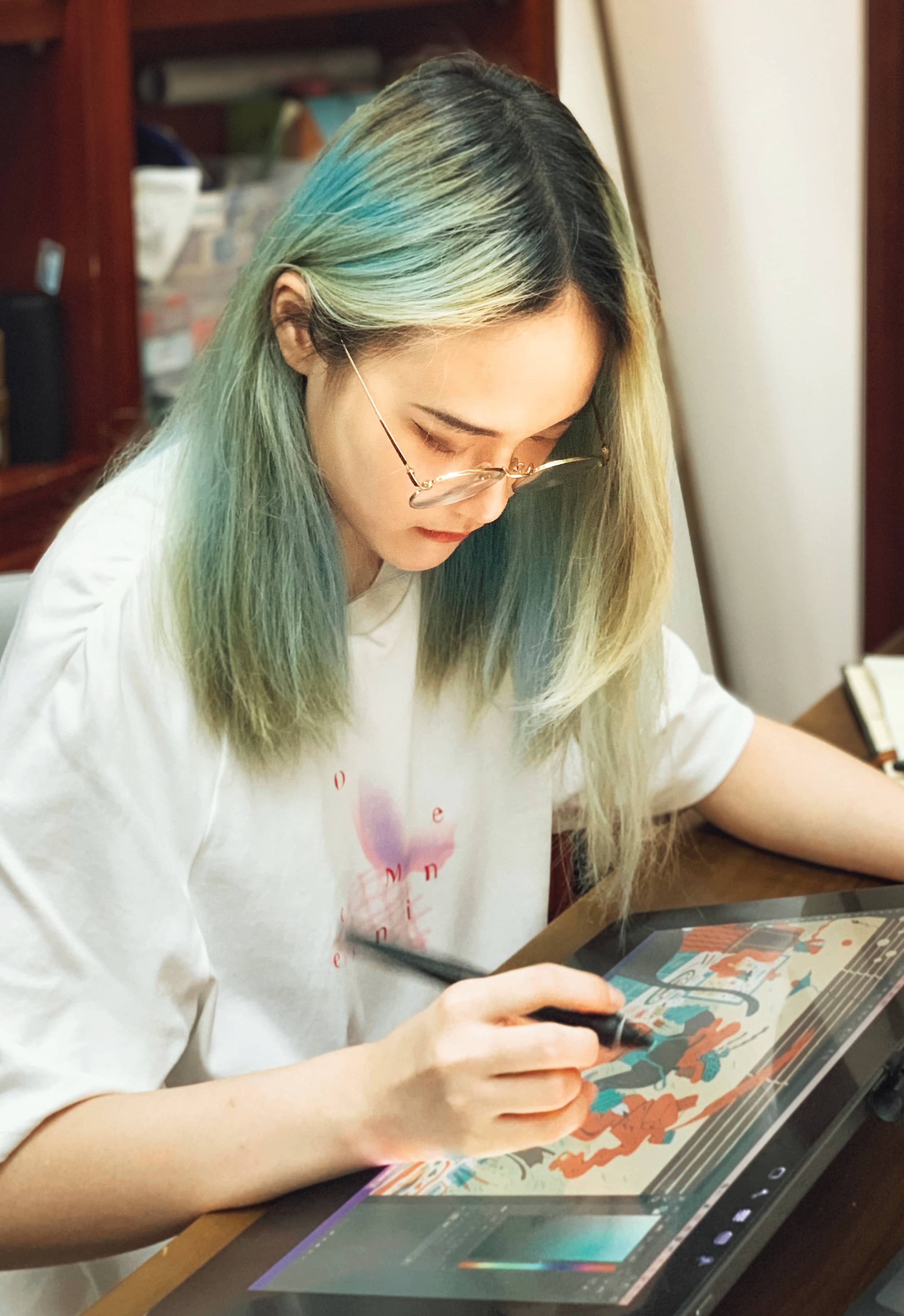 Peilin Li drawing on her tablet